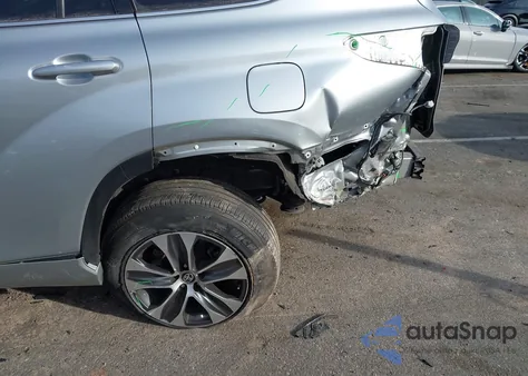 2021 Toyota Highlander Xle z USA, uszkodzony, nr VIN 5TDGZRBH9MS077285